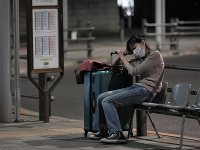 夜明けまでバス停で